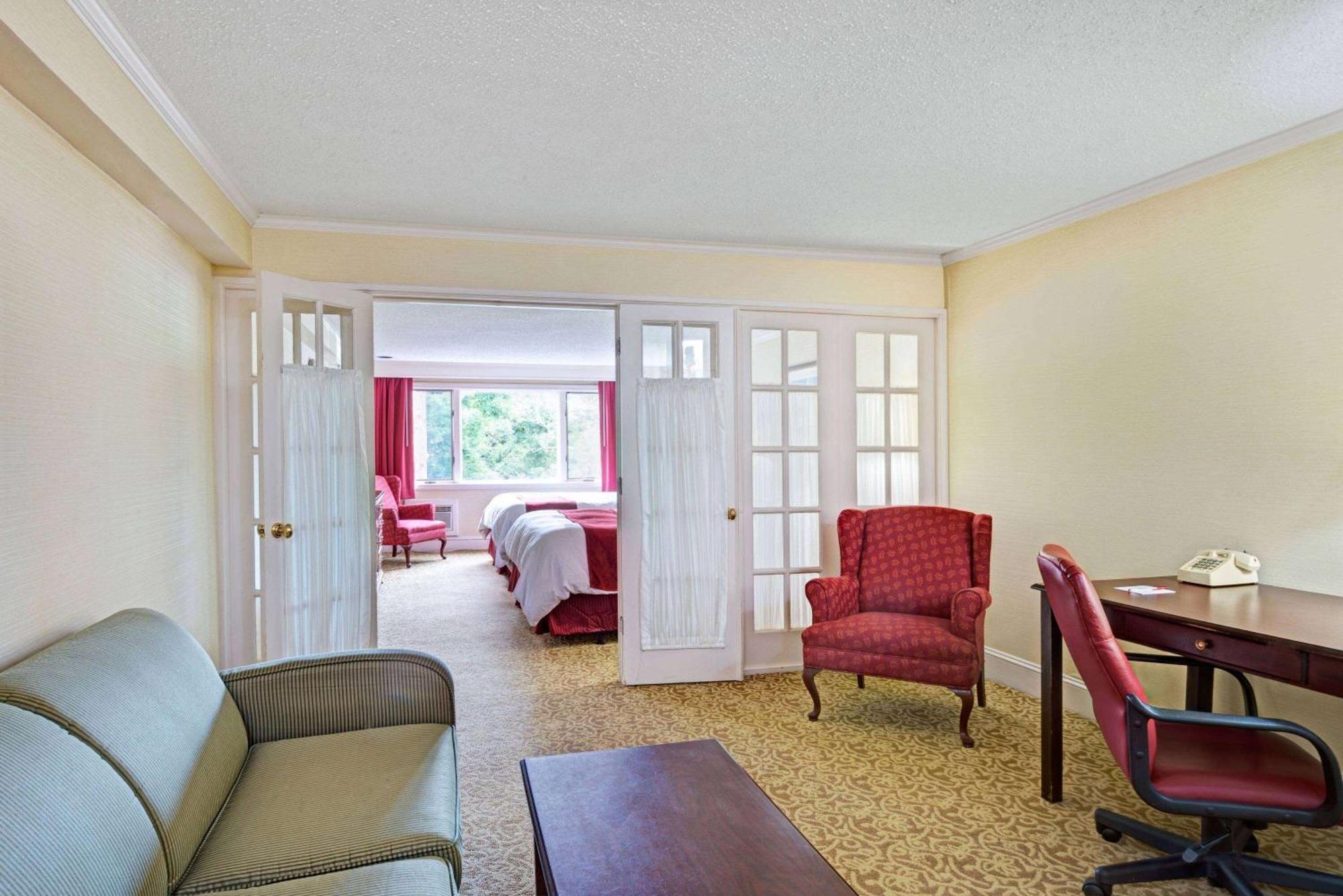 Ramada By Wyndham Seekonk Providence Area Exterior foto